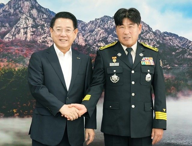 김영록 전라남도지사가 22일 도청 접견실에서 주영국 신임 전라남도 소방본부장과 면담을 마치고 기념촬영을 하고 있다.