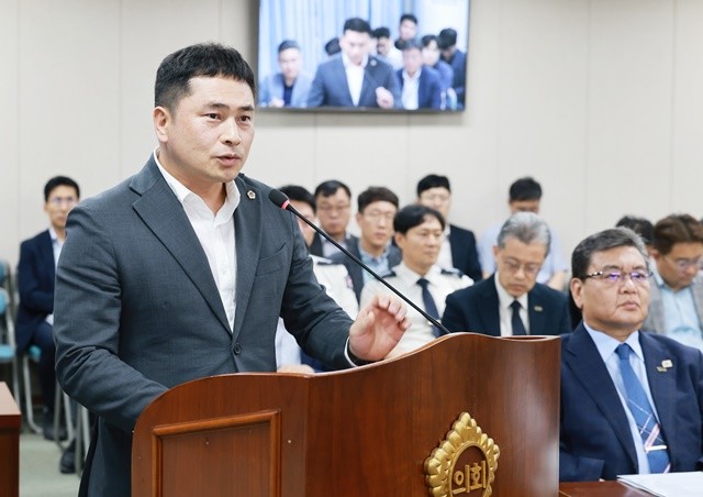 임형석 전남도의원이 9월 9일, 전남도의회 안전건설소방위원회 소관 의안 심사에서 ‘고령운전자의 페달 오조작 방지장치 장착 의무화 및 지원 촉구 건의안’에 대해 제안설명하고 있다.