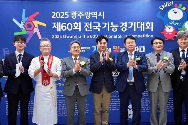 강기정 광주광역시장이 22일 김대중컨벤션센터에서 열린 전국기능경기대회 개회식에 참석해 김영훈 고용노동부장관 등 내빈들과 기념촬영을 하고 있다./광주광역시 제공