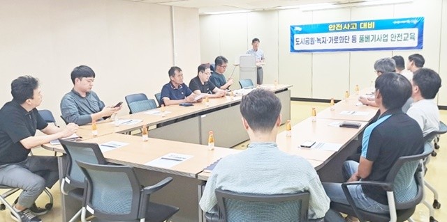 지난 19일 풀베기 유지관리업체 관계자들이 순천시 생태환경국 회의실에서 안전교육을 받고 있다.