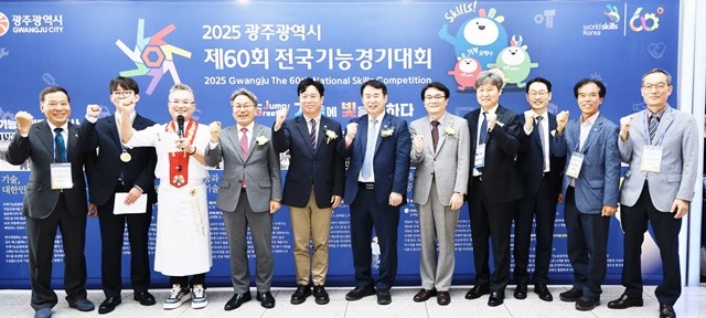이정선 광주시교육감(왼쪽 6번째)이 22일 광주 김대중컨벤션센터 컨벤션홀에서 진행한 ‘제60회 전국기능경기대회’ 개막식에서 김영훈 고용노동부장관, 강기장 광주시장 등 관계자와 함께 기념사진을 촬영하고 있다. / 광주시교육청 제공