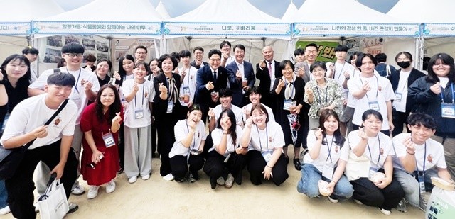 제54년차 전국영농학생축제(2025FFK 충북대회)에 참가한 학생들이 기념사진 촬영하고 있다.