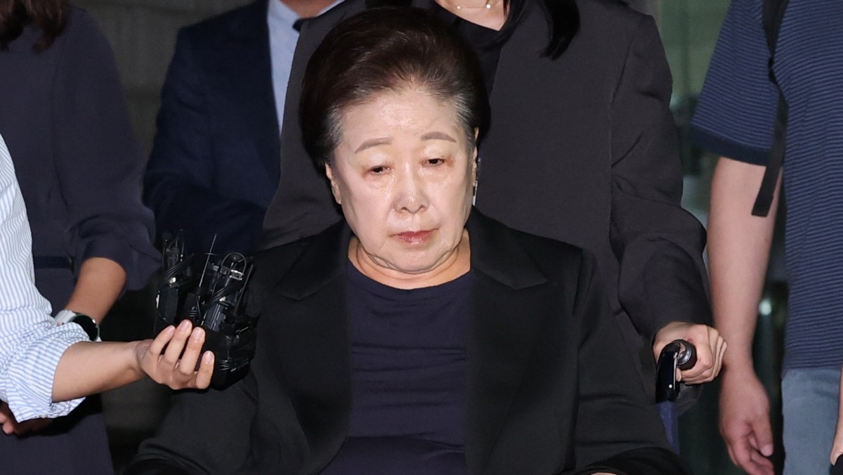 한학자 통일교 총재가 지난 22일 오후 서울 서초구 중앙지방법원에서 윤석열 전 대통령 부부에게 통일교 현안을 청탁했다는 의혹과 관련 구속 전 피의자 심문(영장실질심사)을 마친 뒤 대기 장소인 서울구치소로 향하고 있다.  / 뉴스1