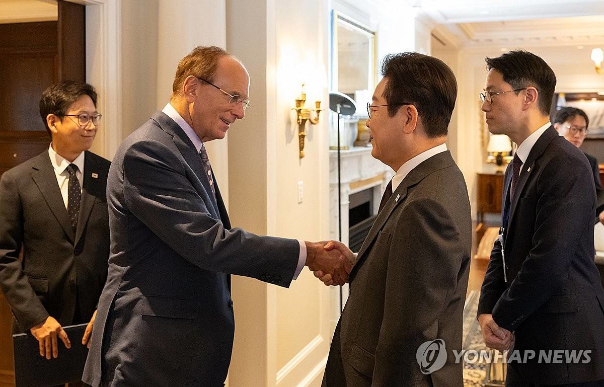 유엔총회 참석차 미국을 방문한 이재명 대통령이 22일(현지시간) 뉴욕의 한 호텔에서 래리 핑크 세계경제포럼 의장과 악수하고 있다 / 연합뉴스