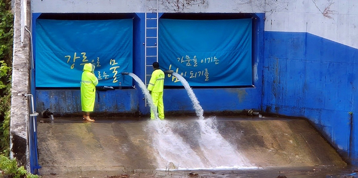 지난 20일 강원 강릉시 성산면 오봉리 한국수력원자력 강릉수력발전소 방류구에서 도암댐 도수관로 저류수가 방류되고 있다. 도암댐 저류수가 강릉 남대천으로 방류되는 것은 도암댐 발전방류가 중단된 2001년 이후 24년 만이다 / 뉴스1