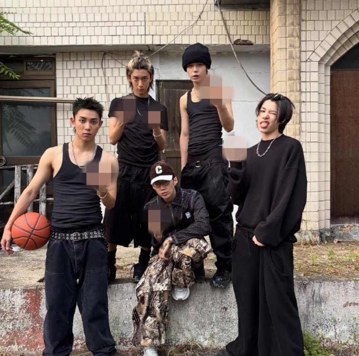 '손가락 욕설'로 논란이 된 가수 박재범과 데뷔를 앞둔 아이돌 그룹 롱샷의 사진. / 박재범 인스타그램