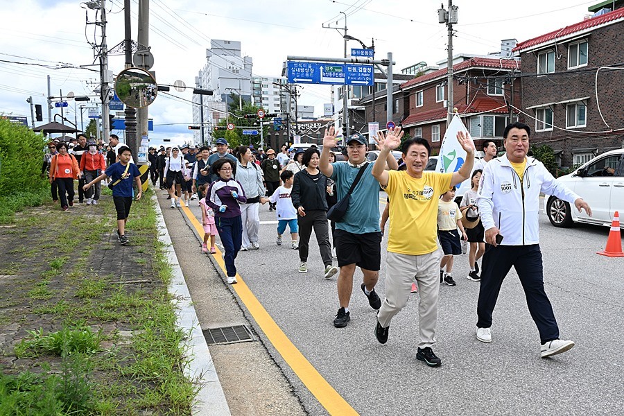 김동근 시장이 9월 20일 ‘경기북부 도민과 함께하는 U-시티 힐링걷기대회’에 참여하고 있다
