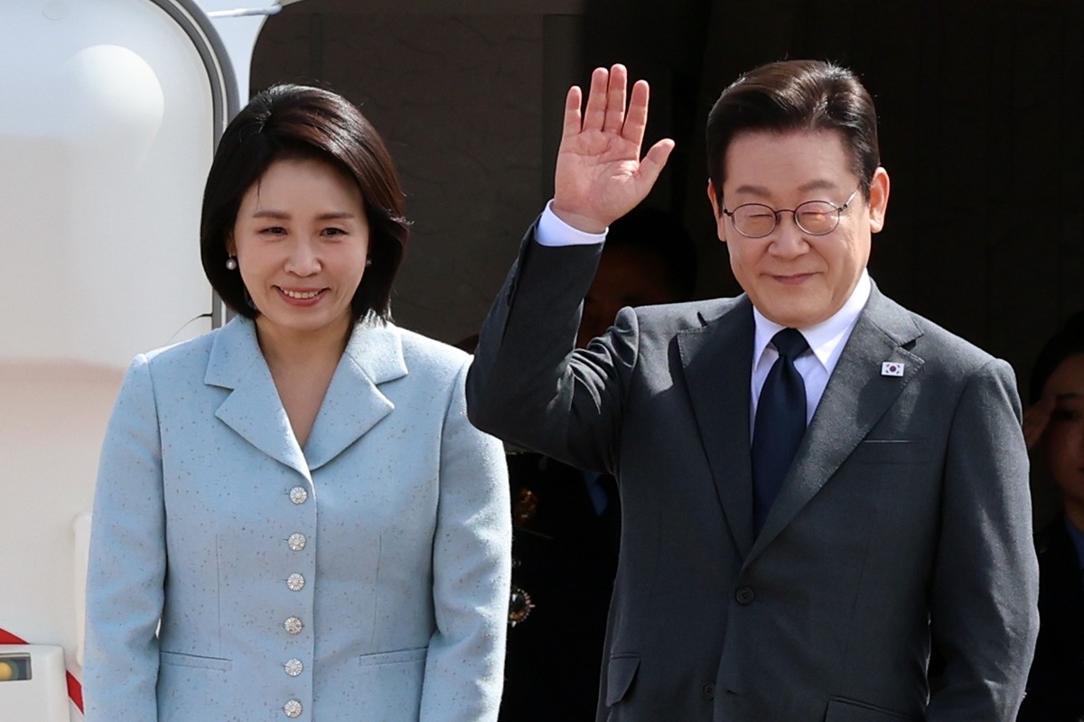 이재명 대통령과 김혜경 여사가 미국 뉴욕에서 열리는 제80차 유엔총회 참석을 위해 지난 22일 경기도 성남 서울공항을 통해 출국하며 인사하고 있다. / 대통령실 제공