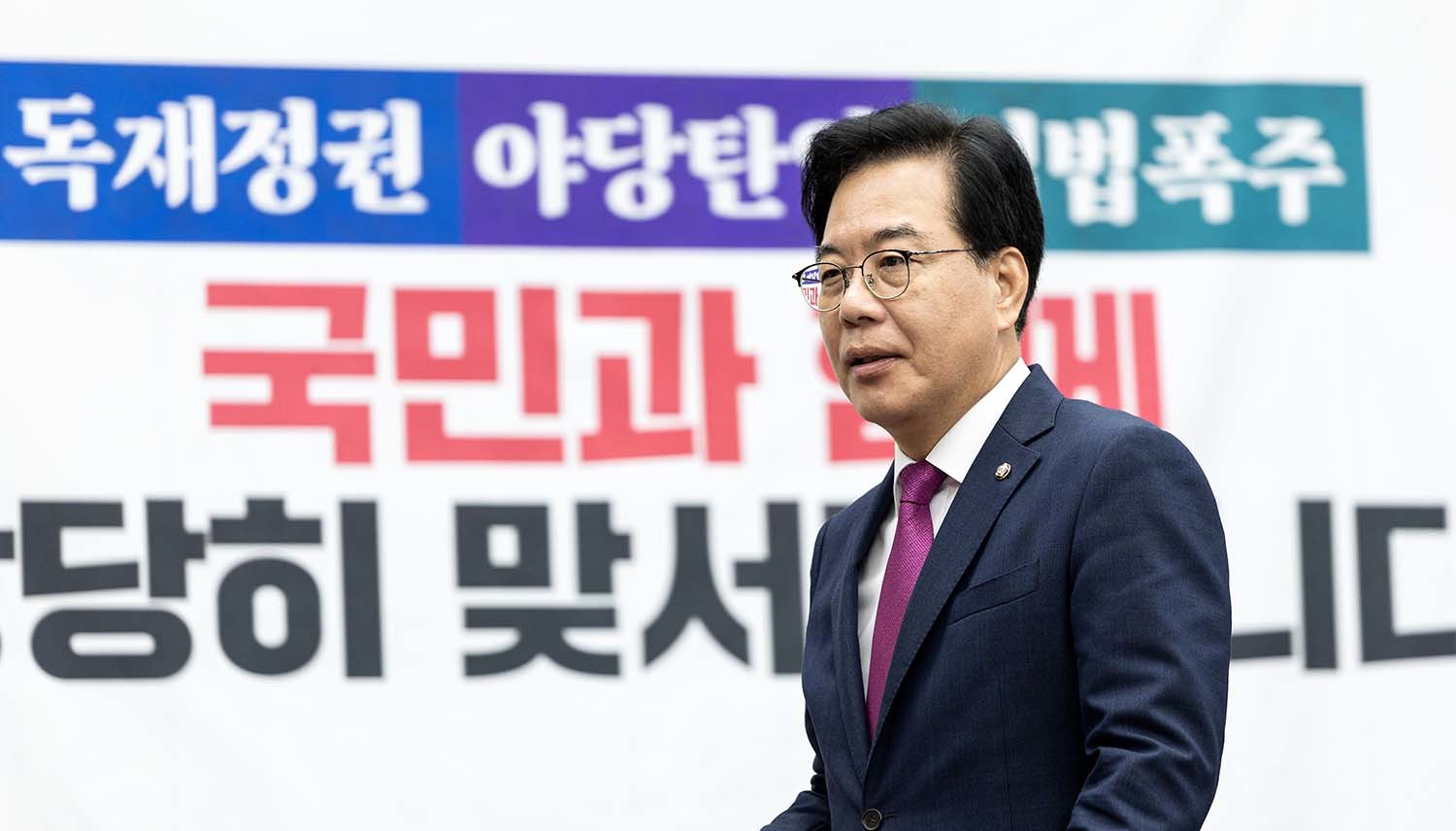 송언석 국민의힘 원내대표가 23일 서울 여의도 국회에서 열린 원내대책회의에 참석하고 있다. / 뉴스1