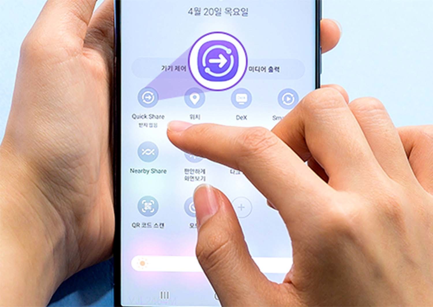 갤럭시 스마트폰에 탑재된 퀵쉐어 기능을  활용하면 사진 1000장도 한 번에 전송할 수 있다. / 삼성전자