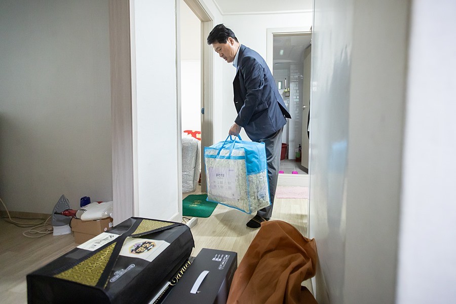침수 피해 가구에 전달될 물품을 옮기는 강범석 서구청장
