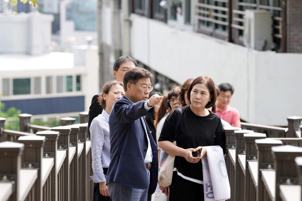 신상진 성남시장이 22일 성남혜은학교에서 단대근린공원과 학교를 연결하는 안전보행로(목재데크) 완공 현장을 방문해 180m 목재데크를 직접 걸어보며 시설을 점검하고 있다. / 성남시