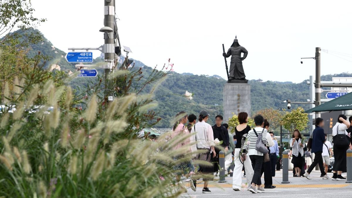 서울 광화문 세종대로 사거리에서 시민들이 발걸음을 옮기고 있다. / 뉴스1