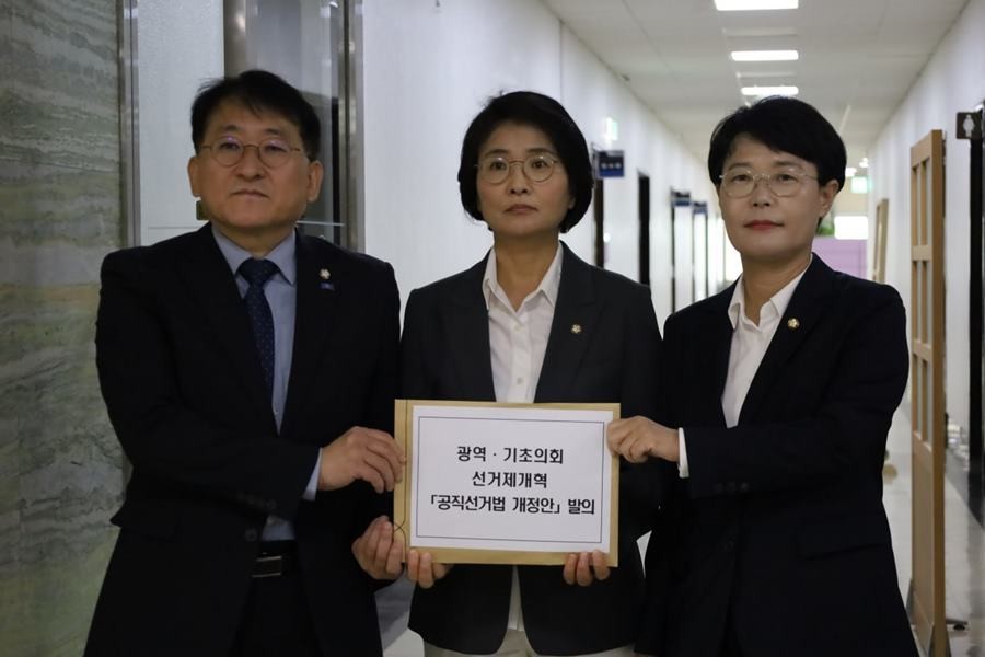 국회 본청 의안과 '공직선거법 개정안' 제출 모습/임미애 의원실