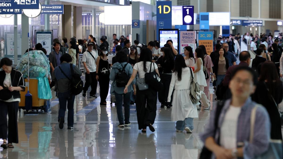 인천국제공항으로 여행객 등이 출국장을 오가고 있다. / 뉴스1