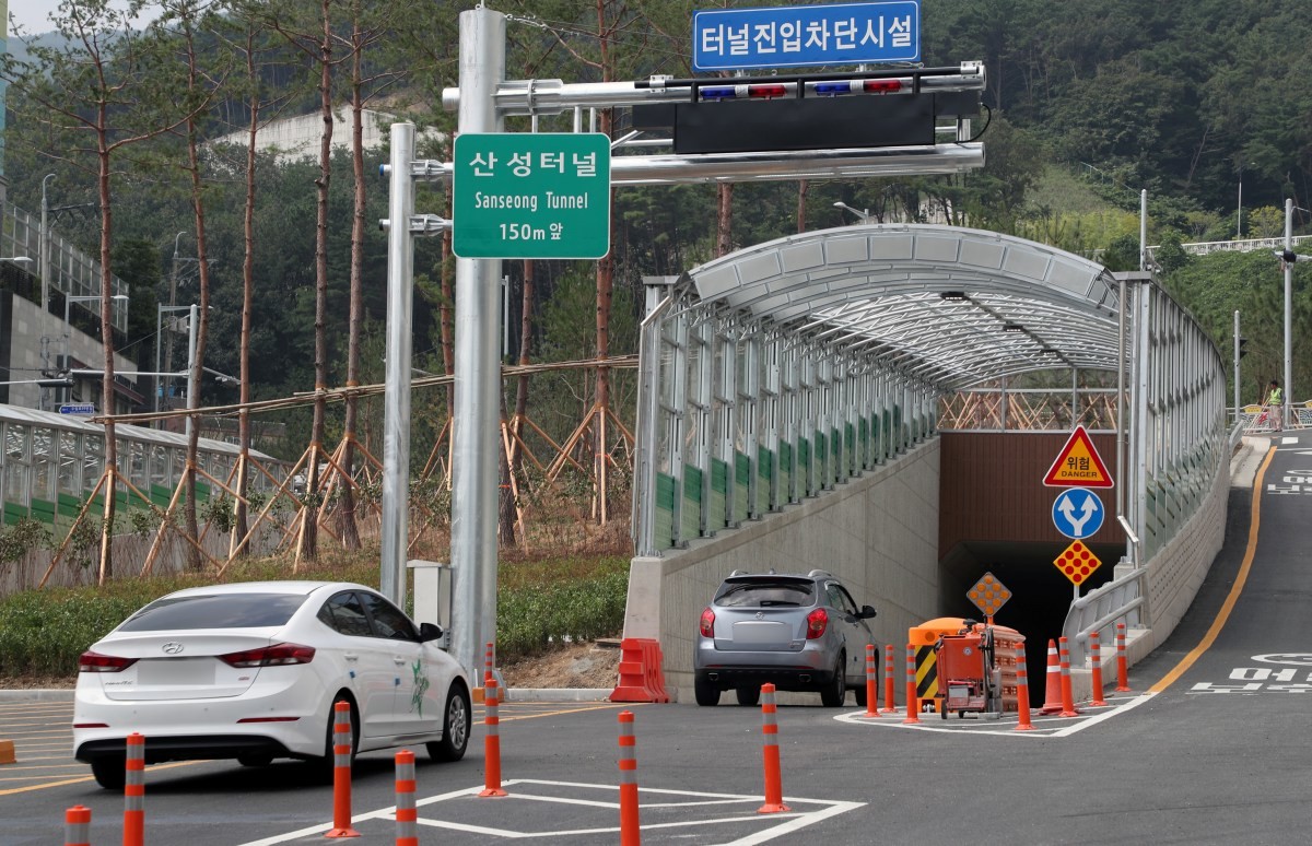 산성터널 개통 당시 자료 사진 / 뉴스1