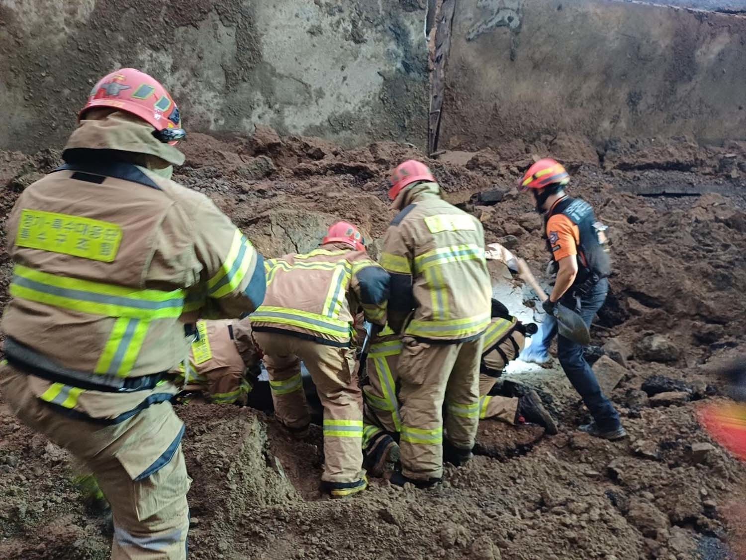 지난 7월 16일 경기 오산시 가장교차로 고가도로 옹벽이 무너져 소방관들이 매몰된 차량 구조작업을 하고 있다. / 경기도소방재난본부 제공