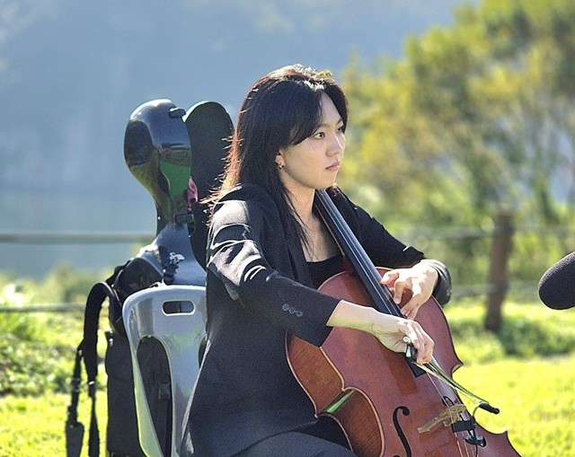 무릉도원 천하제일경 ‘화순 적벽’을 배경으로 연주 중인 박지원
