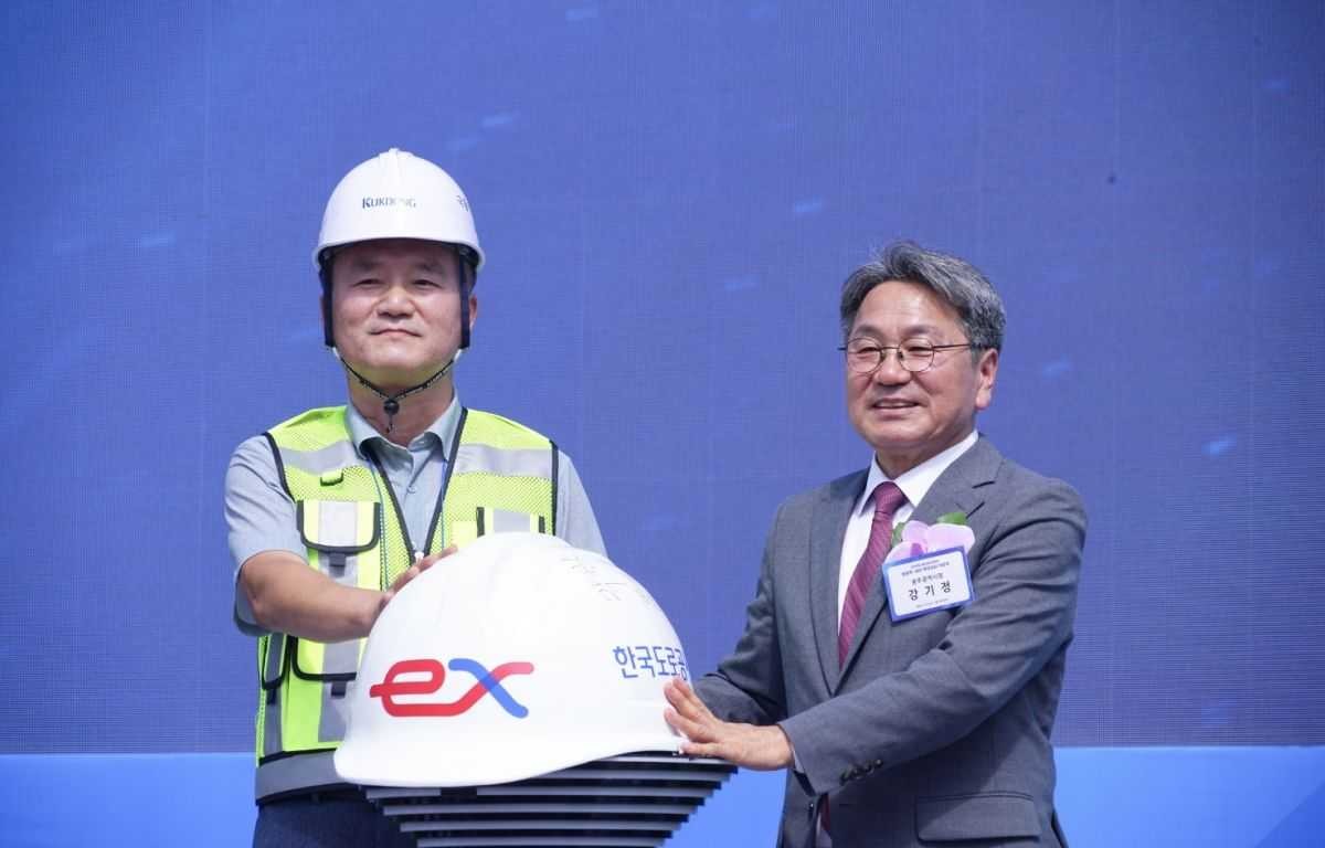 강기정 광주광역시장이 22일 오전 북구 국립광주박물관 정원에서 열린 '호남고속도로 동광주IC-광산IC 확장공사 기공식'에 참석해 공사 관계자와 기념사진을 촬영하고 있다. / 광주광역시 제공