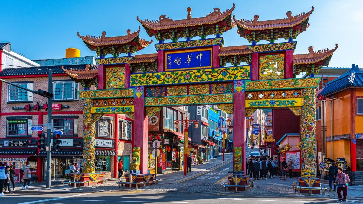 인천 차이나타운 입구. / trabantos-shutterstock.com