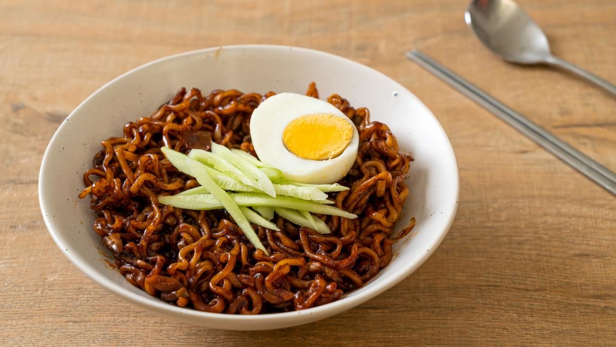 짜장면. / gowithstock-shutterstock.com