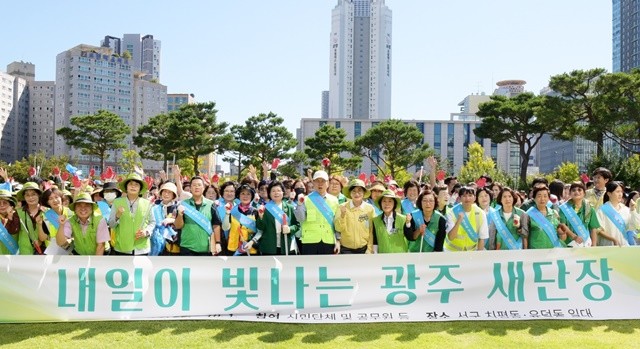고광완 광주광역시 행정부시장이 23일 오후 시청 잔디광장에서 열린 '빛나는 광주 새단장' 행사에 참석해 시직원 및 자원봉사자들과 함께 기념촬영을 한 후 청사 주변거리 청소 등 청결활동을 하고 있다. /광주광역시 제공