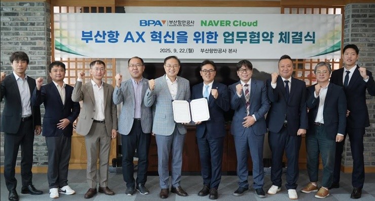 부산항만공사(BPA)와 네이버클라우드는 22일 부산항만공사 본사에서 ‘부산항 인공지능 전환을 위한 업무협약(MOU)’을 체결했다. / 사진제공=부산항만공사