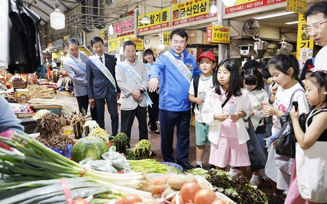 이정선 광주시교육감이 23일 양동시장에서 진행한 ‘전통시장 체험교육’에서 양동초 학생들을 지도하고 있다. / 광주시교육청 제공