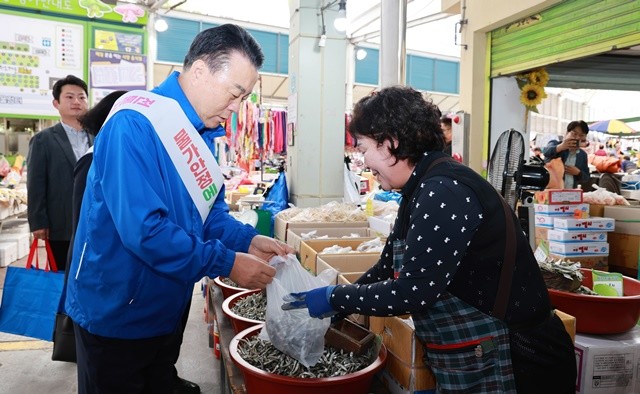 추석 맞이 장보기 행사에서 상인들을 격려하는 구복규 화순군수