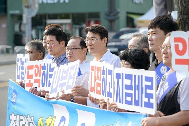 지난 22일, 노관규 순천시장이 (사)공신연과 함께 연향동 국민은행 사거리에서 청렴실천 캠페인을 진행했다.