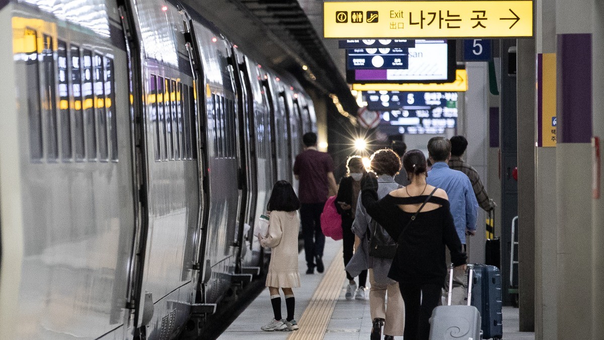 서울 강남구 수서역에서 수서고속철도(SRT) 승객들이 선물세트 등 짐을 들고 부산행 열차에 오르고 있다. / 뉴스1