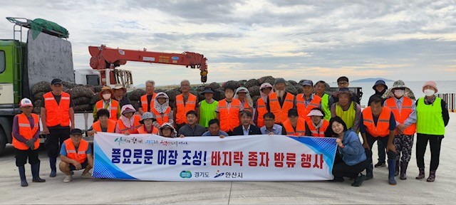 안산시가 바지락 종자를 대부도 마을어장에 방류했다. 안산시는 지난 6월 바지락 종자 25톤을 방류한 바 있으며, 27일까지 이어지는 이번 방류에서는 44톤을 추가 방류해 계획했던 69톤의 바지락 자원 조성을 완료한다. / 안산시 제공