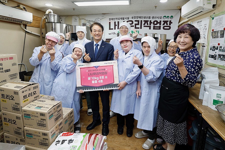 나너우리작업장 추석명절 후원 물품 전달 기념촬영