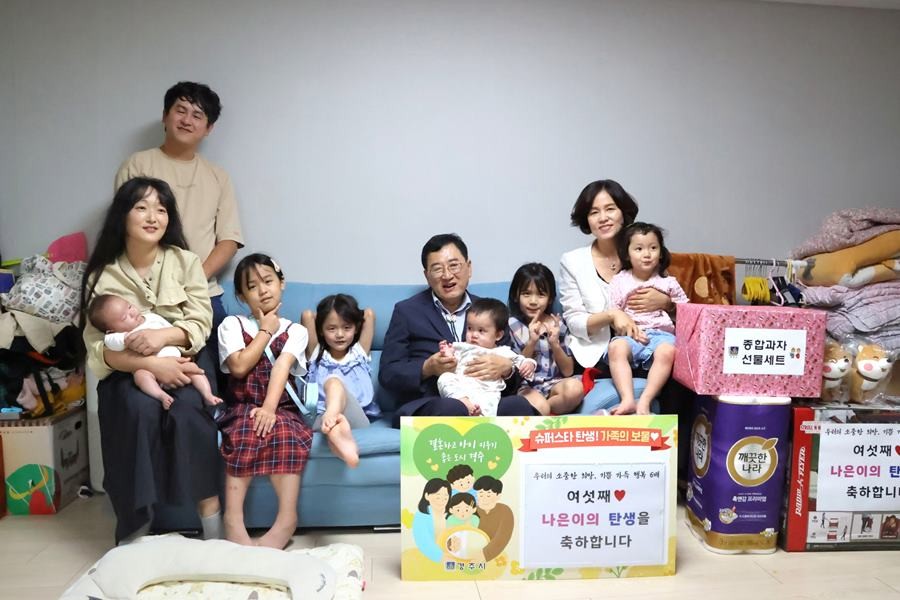 주낙영 시장이 충효동의 여섯째 출산 가정을 직접 찾아 축하했다/경주시