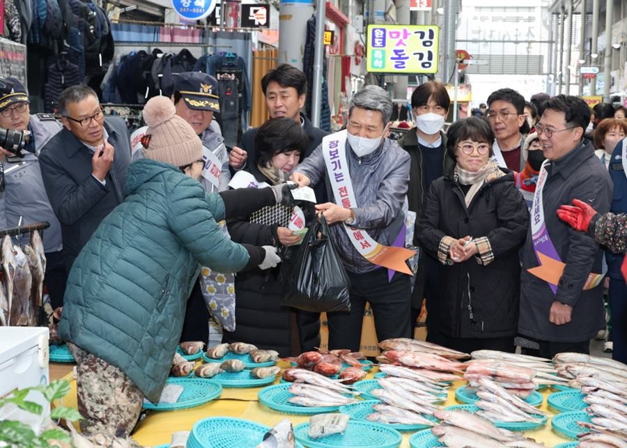 지난 1월 설 명절 당시 죽도시장 방문한 이강덕 시장 자료 사진/포항시
