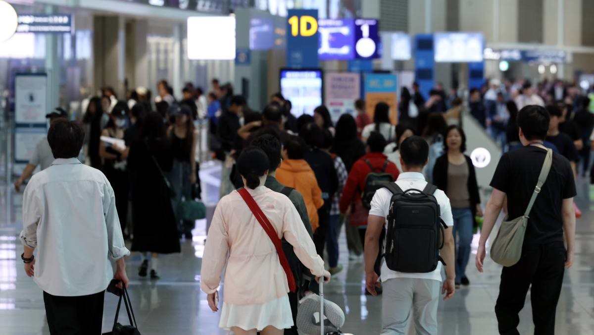 인천국제공항으로 여행객 등이 출국장을 오가고 있다. / 뉴스1