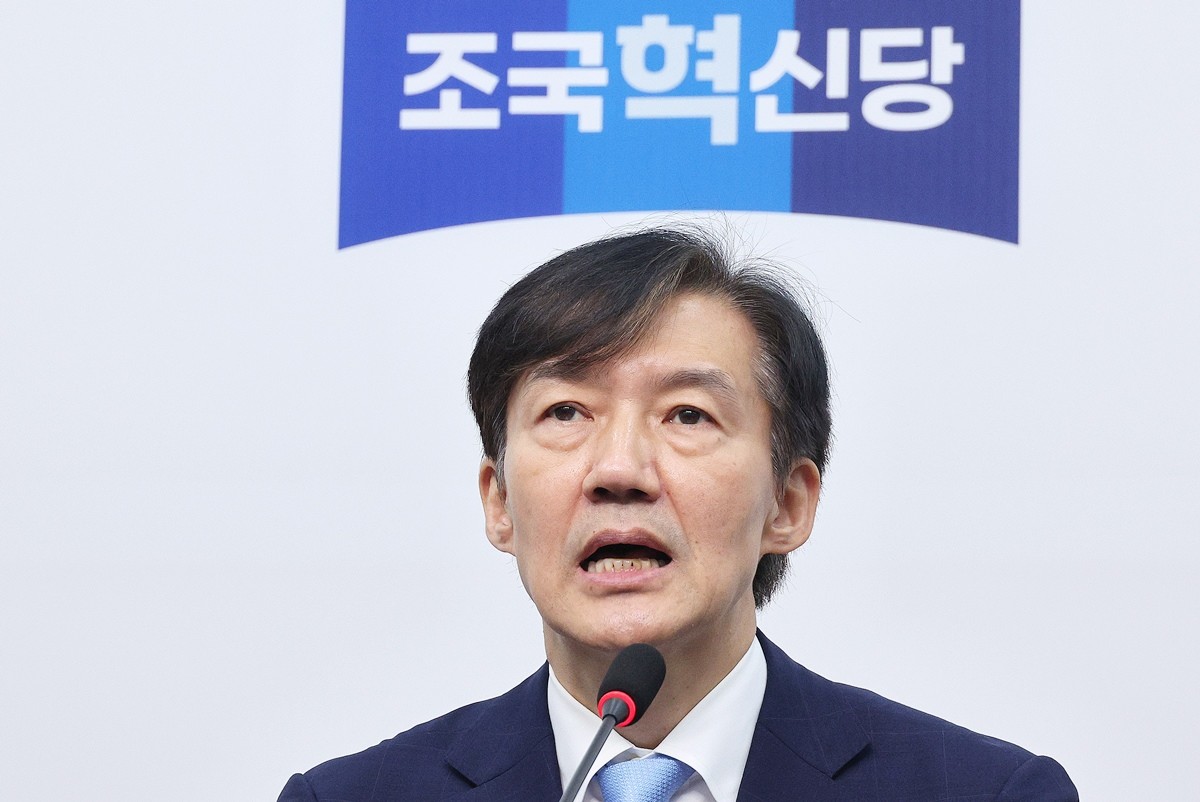 조국 조국혁신당 비대위원장 자료 사진. 조국 위원장은 24일 서울 여의도 국회에서 열린 '검찰권 오남용 문제점과 해결 방안' 토론회에서 '윤석열 검찰 정권의 최대 피해자를 단 한 명만 꼽는다면 바로 이재명 대통령이며 이 대통령은 역대 최악의 허위 조작 기소의 피해자'라고 주장했다. / 뉴스1