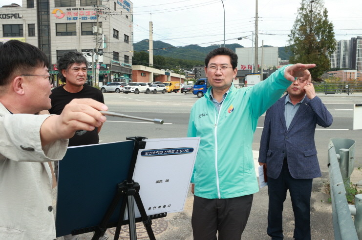 이상일 용인특례시장은 23일 모산소하천 산책로 조성사업 현장을 방문해 추진 상황을 점검했다. / 용인특례시