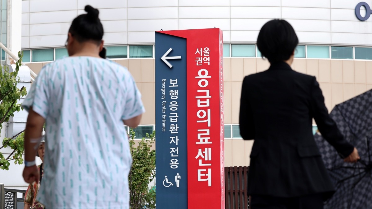 서울의 한 대형병원에서 시민들이 응급실 앞을 걷고 있다. 기사의 이해를 돕기 위한 사진 / 뉴스1