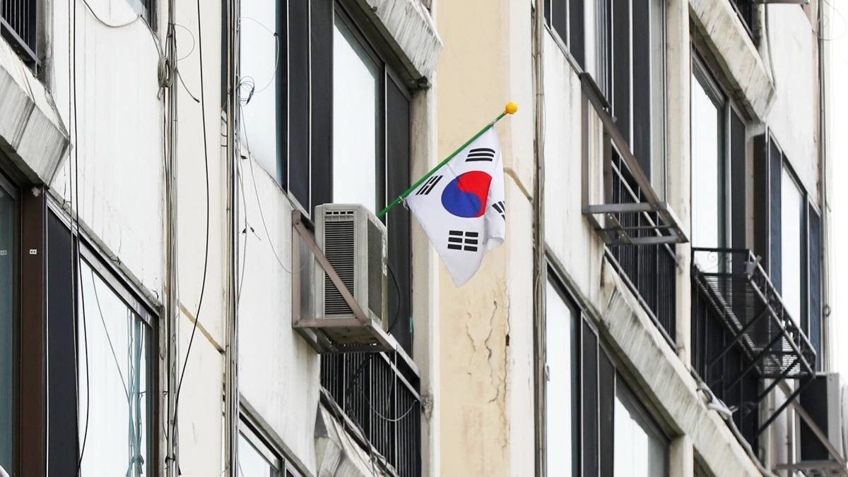 서울의 한 아파트 단지에 태극기가 게양 돼 있다. / 뉴스1