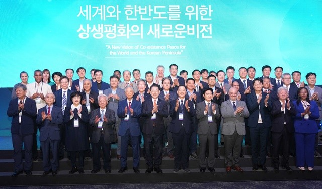 김영록 전라남도지사가 24일 영암 호텔현대 바이라한목포에서 ‘세계와 한반도를 위한 상생평화의 새로운 비전’을 주제로 열린 ‘2025 김대중 평화회의 개막식’에 참석해 외교사절 및 내빈 등 참석자들과 기념촬영을 하고 있다.