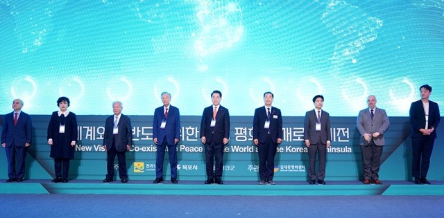 김영록 전라남도지사가 24일 영암 호텔현대 바이라한목포에서 ‘세계와 한반도를 위한 상생평화의 새로운 비전’을 주제로 열린 ‘2025 김대중 평화회의 개막식’에 참석해 주요내빈들과 퍼포먼스를 하고 있다.