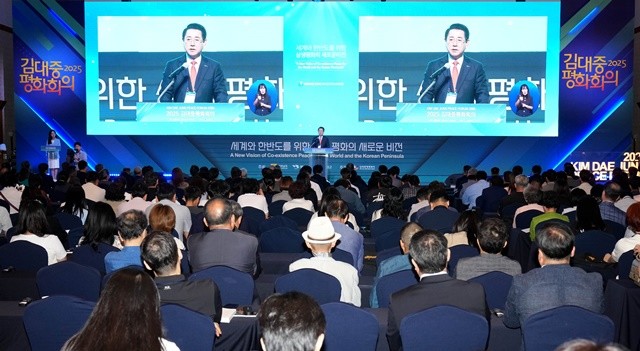 김영록 전라남도지사가 24일 영암 호텔현대 바이라한목포에서 ‘세계와 한반도를 위한 상생평화의 새로운 비전’을 주제로 열린 ‘2025 김대중 평화회의 개막식’에 참석해 환영사를 하고 있다.