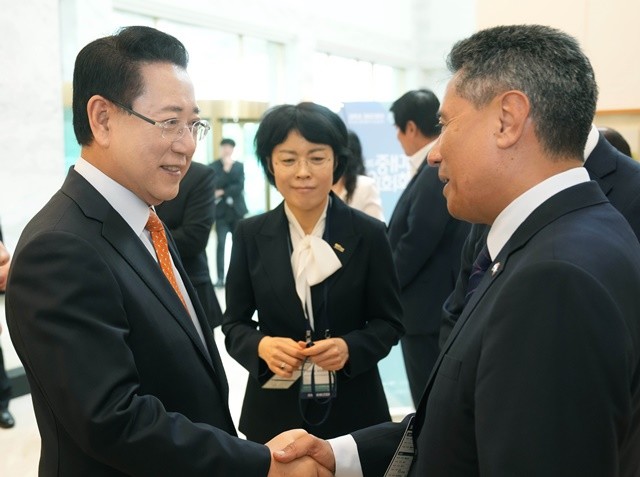 김영록 전라남도지사가 24일 영암 호텔현대 바이라한목포에서 ‘세계와 한반도를 위한 상생평화의 새로운 비전’을 주제로 열린 ‘2025 김대중 평화회의 개막식’에 참석해 주요내빈 및 외교사절단과 인사를 나누고 있다.