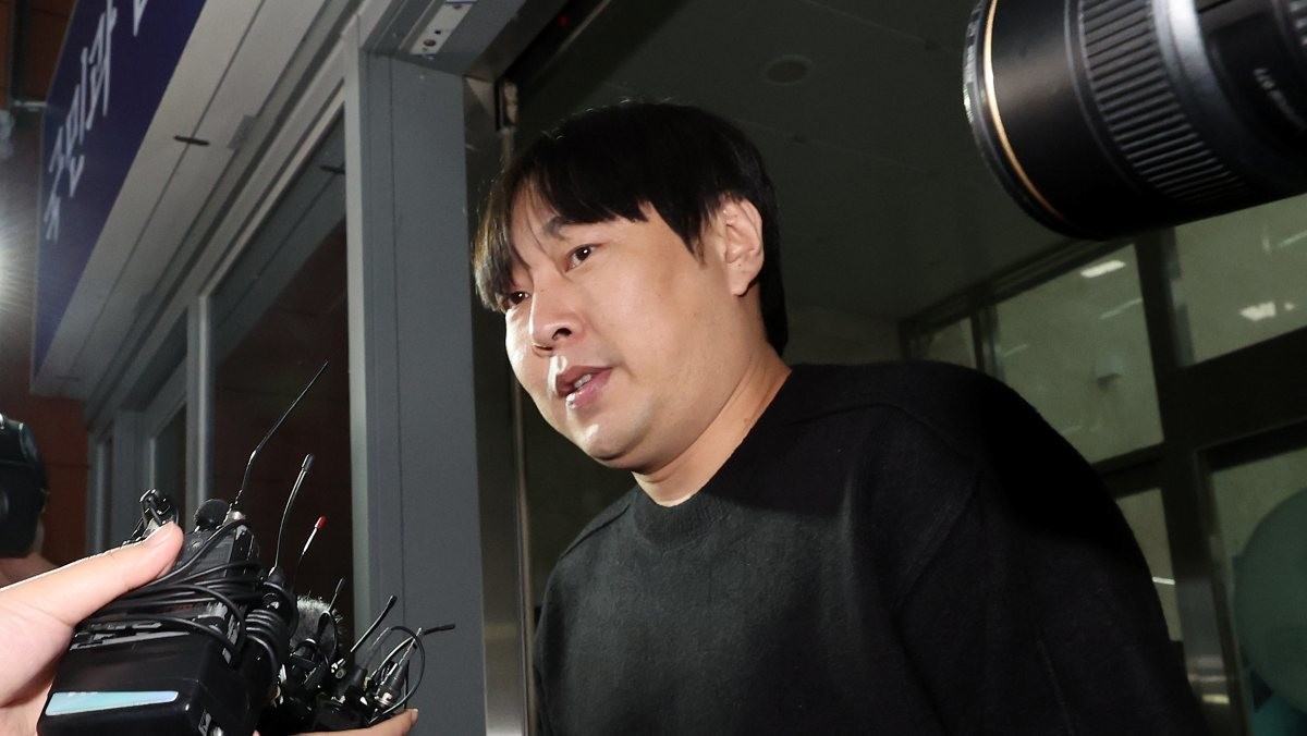 인터넷 불법 도박 사실을 털어놓은 개그맨 이진호가 지난해 10월 22일 오후 서울 강남경찰서에 피의자 신분으로 출석하며 고개숙여 사과하고 있는 모습. / 뉴스1
