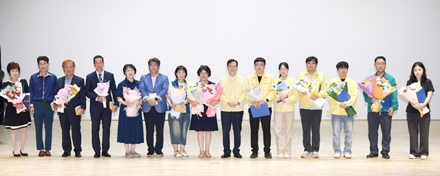 고광완 광주광역시 행정부시장은 24일 5·18기념문화센터 민주홀에서 열린 ‘제50주년 민방위대 창설 기념식’에 참석해  민방위 발전에 기여한 유공자들에게 표창을 수여한 후 기념촬영을 하고 있다.  /광주광역시 제공