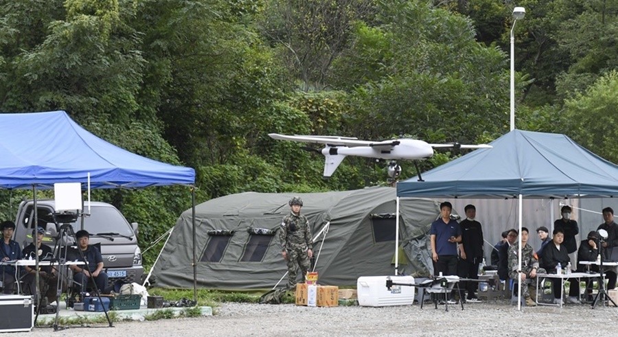 해병대 전투실험대대가 적 감시 정찰 및 표적 획득을 위한 장기체공드론 장비를 운용하고 있다.