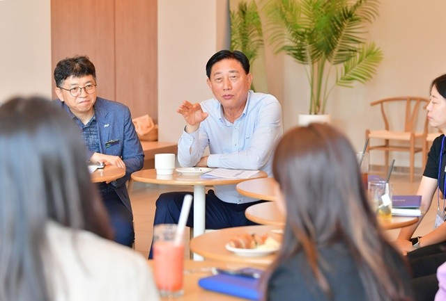 김한종 장성군수가 청년 공직자들과 차담을 나누고 있다.