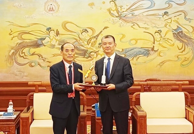 고흥군-주취안시 우호교류 10주년 기념 간담회에서 주취안시에서 고흥군에 방문기념 선물을 전달하고 있다  (왼쪽부터 양국진 고흥군 부군수, 위영봉 주취안시 상무부시장)