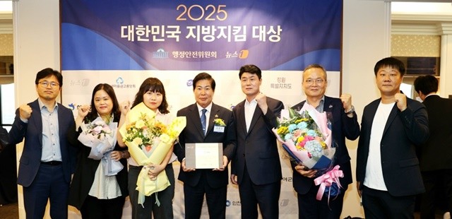 공영민 고흥군수(왼쪽 4번째)가 24일 서울 한국프레스센터에서 열린 ‘2025 대한민국 지방지킴대상’ 시상식에서 고흥군이 인프라 개선부문 대상을 수상한 후 직원들과 기념사진을 찍고 있다